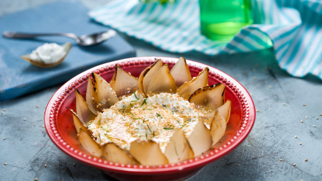 Дип от овче сирене с печен лук и сусам