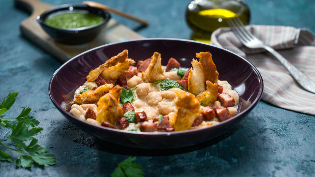 Кремообразен боб с билково олио и наденица