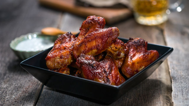 Крилца с барбекю сос и дресинг от синьо сирене