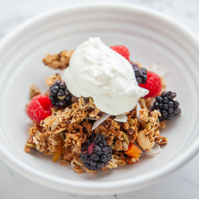 Гранола с кафе, какао и кленов сироп