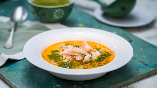 Рибена чорба със зелен сос