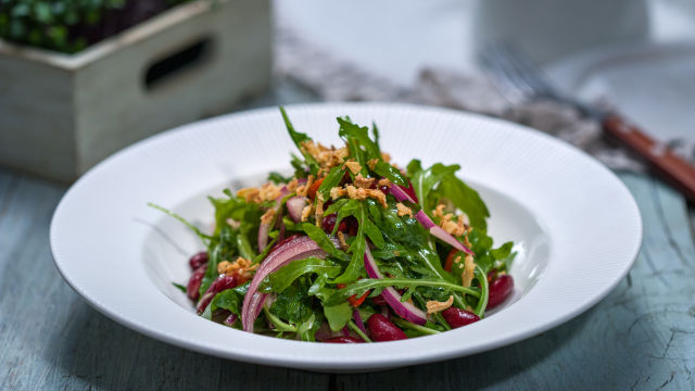 Салата с рукола, чушки и червен боб