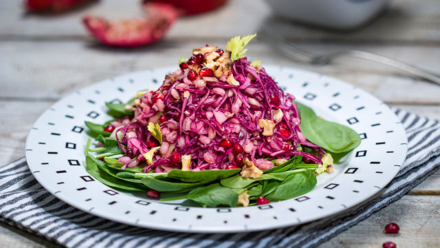 Салата с ечемик, нар и спанак