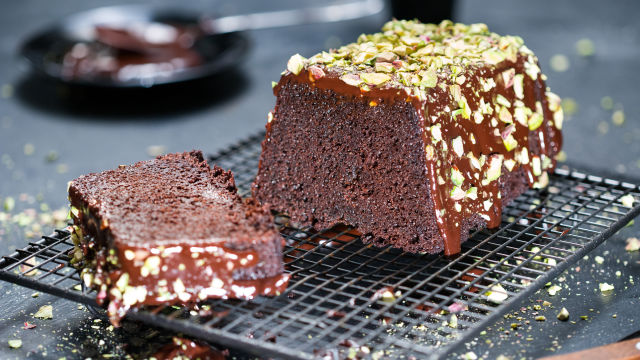 Кекс с глазура от шоколадов карамел и шамфъстъци