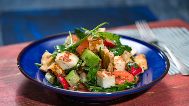 Салата „Фатуш“ с репички, спанак и халуми