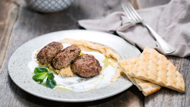 Телешки кюфтета с хумус и кисело мляко