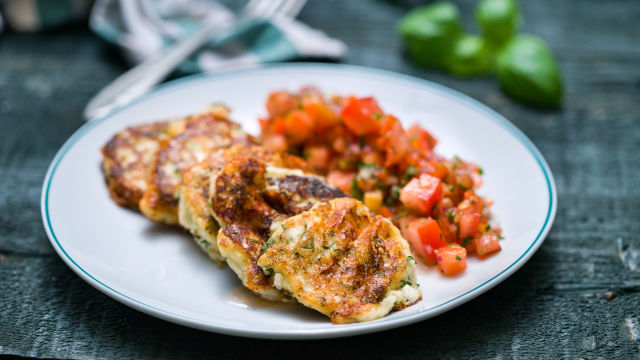 Кюфтета от извара с доматена салца