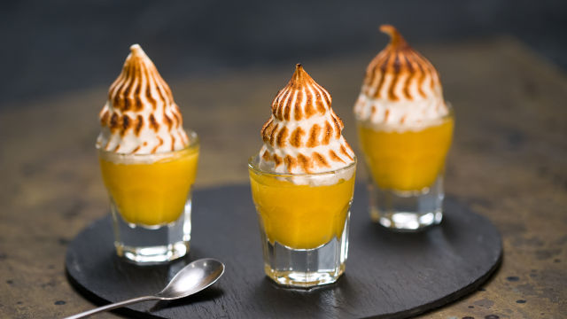 Лимонов крем с карамелени белтъци