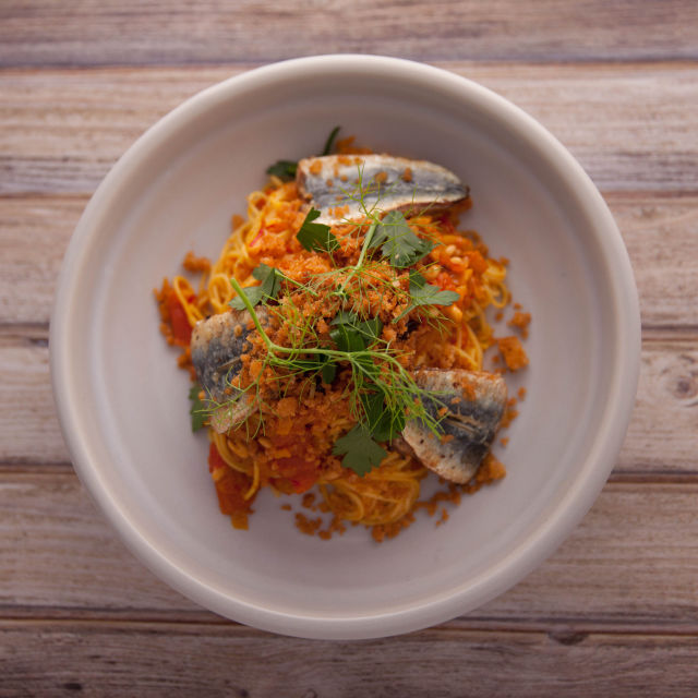 Вермичели с фенел, домати и сардини