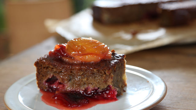 Сладко-пикантен сладкиш със сливи