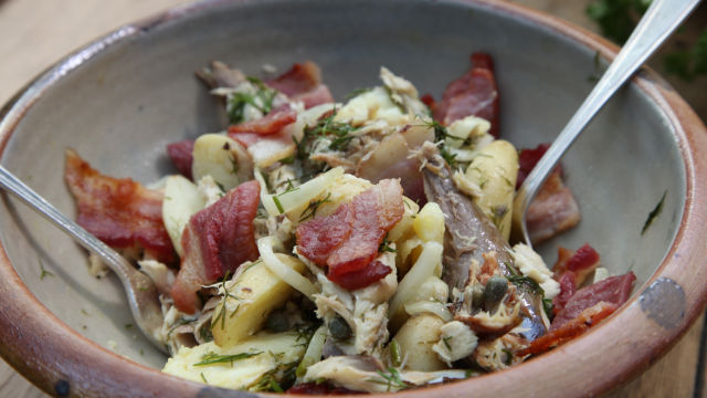 Салата с пушена скумрия и бекон