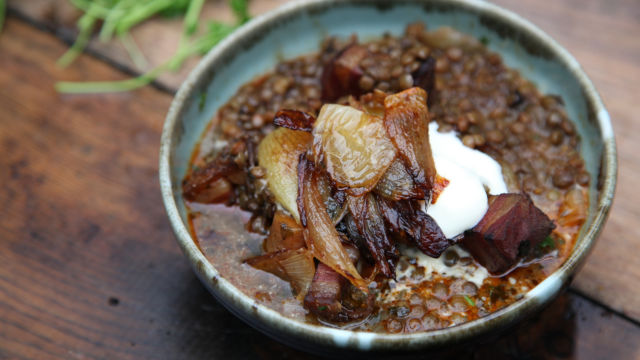 Яхния от леща с карамелизиран лук