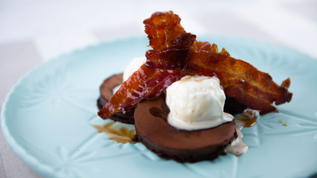 Шоколадови палачинки с бекон и сладолед