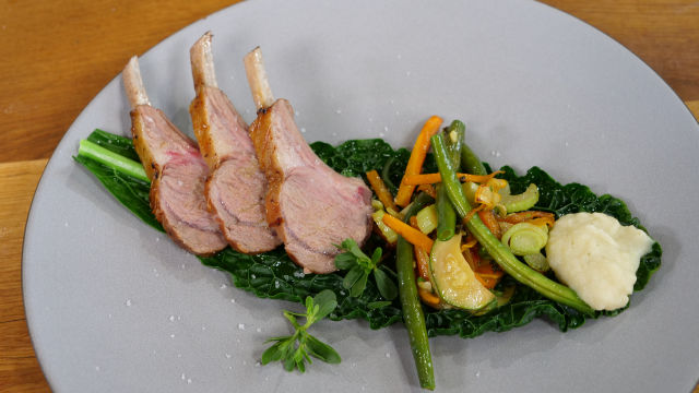 Печени агнешки ребра с гарнитура от зеленчуци