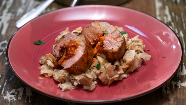 Руло от свинско бонфиле върху юфка с манатарки