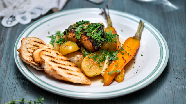 Печен заек с пресни картофи и горчица