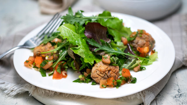 Салата с бобени кюфтенца и доматена салца