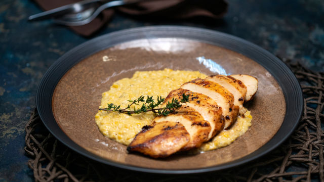 Мариновани пилешки гърди на тиган с кремообразна царевица