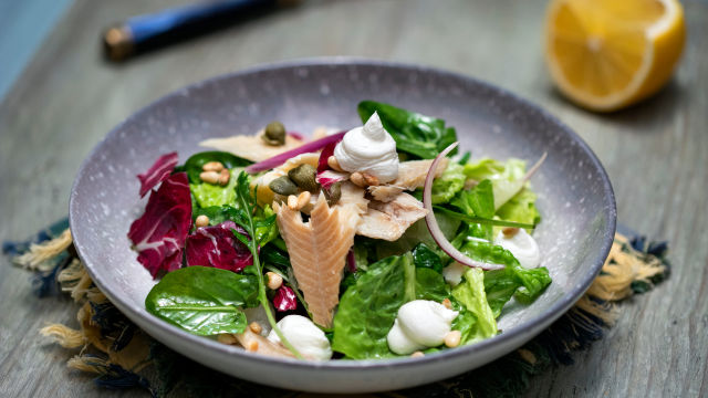 Салата с пушена пъстърва и сирена