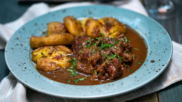 Бавно готвени телешки бузи с намачкани картофи