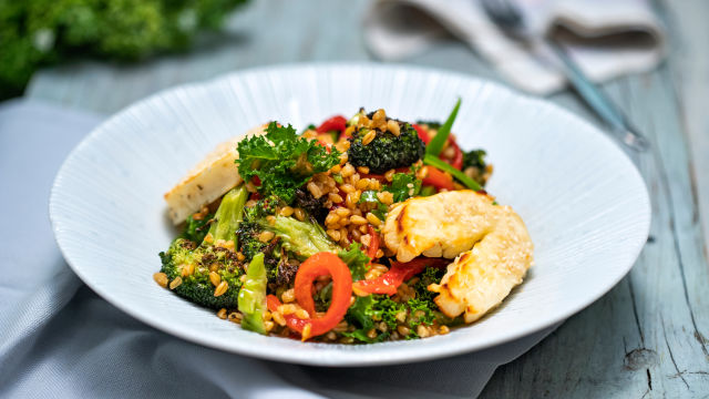 Пъстра салата от лимец, броколи, чушки и халуми