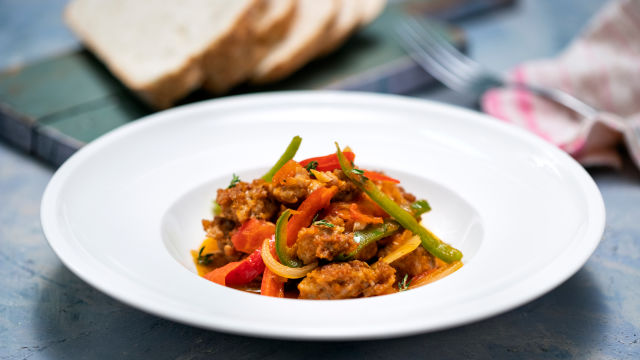 Домашно салсиче с чушки и лук