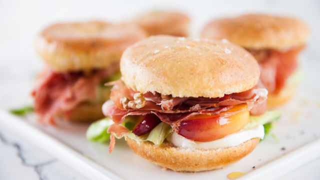 Мини фокачи с прошуто и пушена моцарела