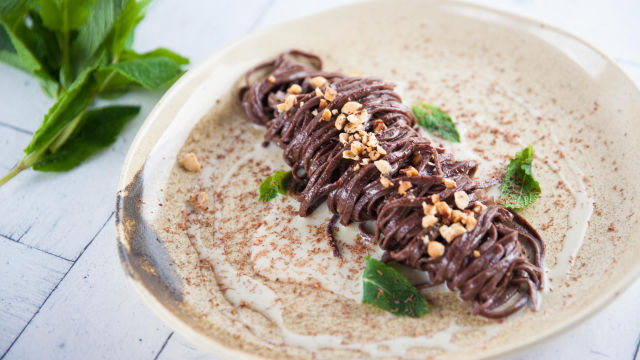 Шоколадови спагети с печени лешници и ганаш от бял шоколад