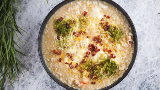 Ризото с рачешко месо, сирене и пикантен салам