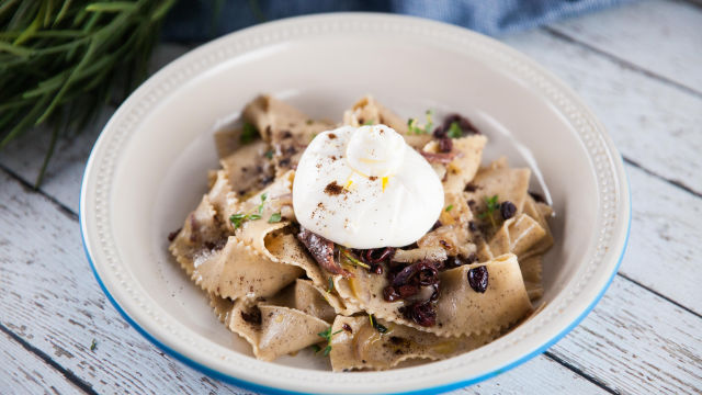 Пресни папарделе с кафе, бурата, маслини и аншоа