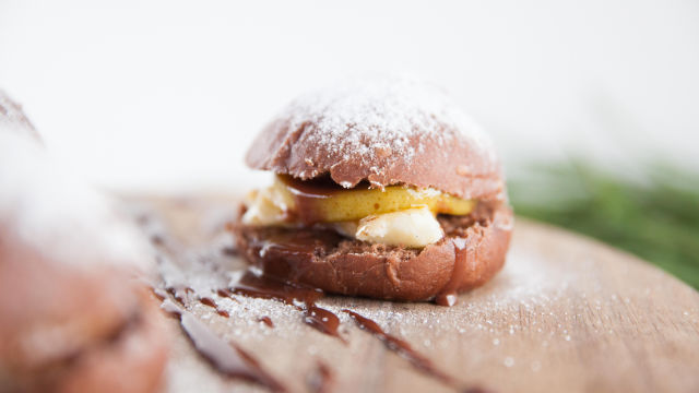 Шоколадови хлебчета с карамелизирани круши и шоколадов сос