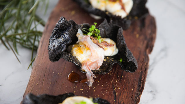 Хрупкави кошнички от ориз и мастило от сепия с крем от рикота