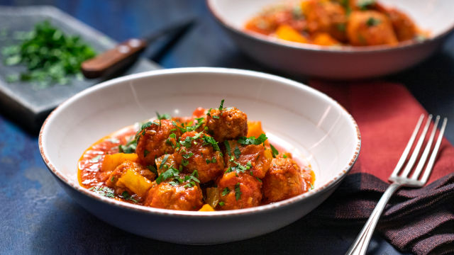 Яхния от кюфтета с доматен сос