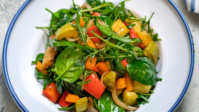 Салата с печени зеленчуци