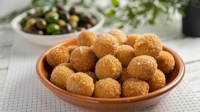 Панирани пълнени маслини