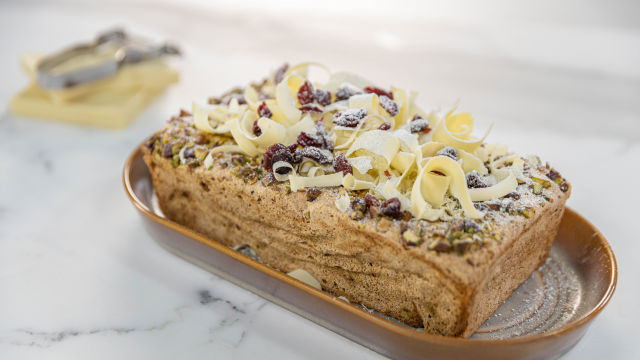 Дакоаз с шамфъстък и бял шоколад