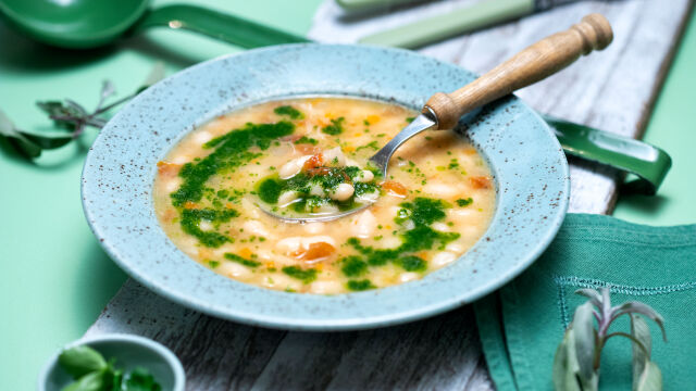 Боб със салвия, сушени домати и билково олио