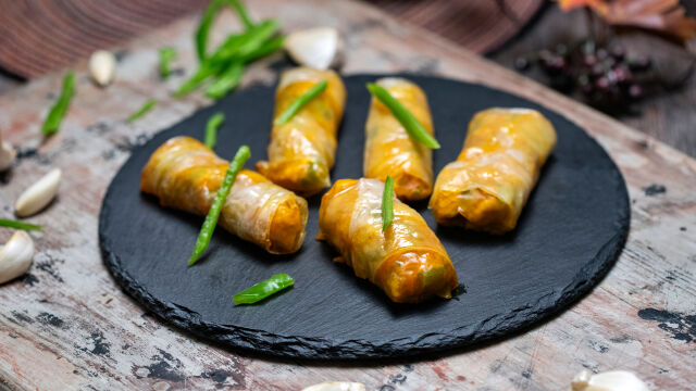 Банички с пилешко и оризови кори