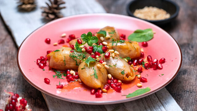 Пълнен лук с телешка кайма и кедрови ядки