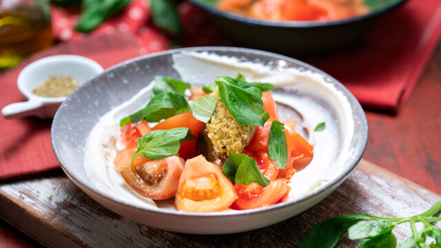 Доматена салата с домашно крем сирене и маслинова тапенада