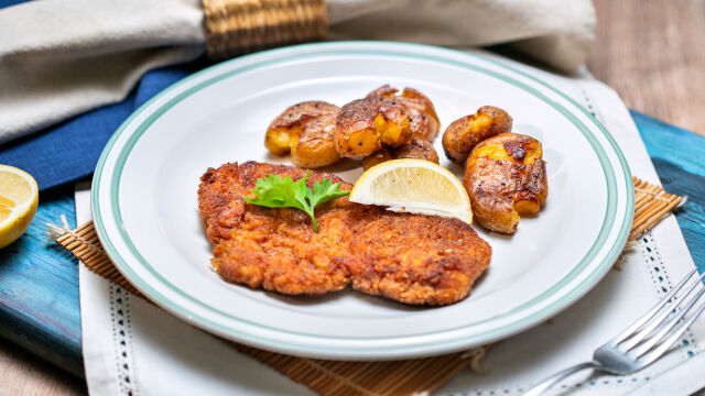 Пилешки шницели с печени картофи