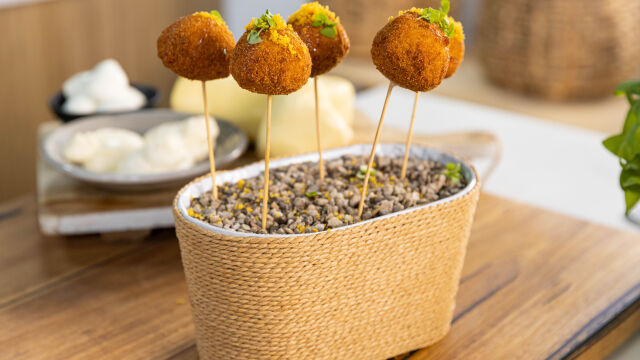 Близалки от бокончини, пълни с аншоа