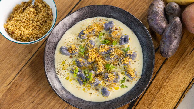 Ньоки от лилави картофи с пармиджано фондута