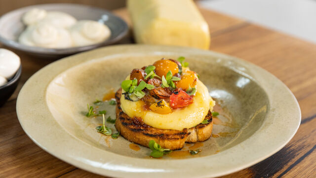 Печена скаморца със спек и домати