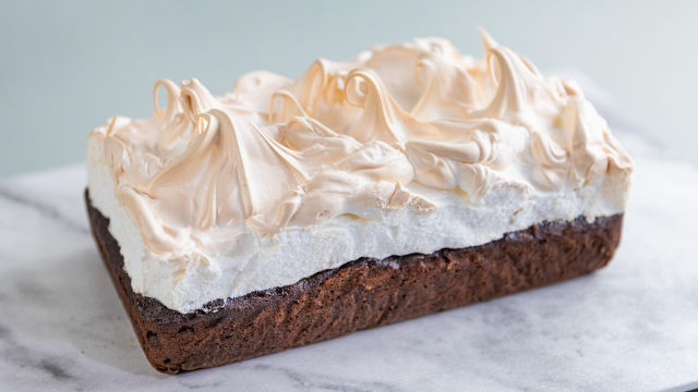 Кекс с фурми, шоколад и меренг