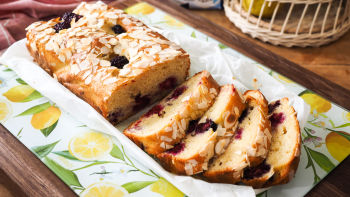 Torta-štruca od jogurta, kupina i maslinovog ulja