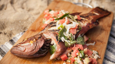 Na roštilju pečena grebenska riba sa salatom od lubenice