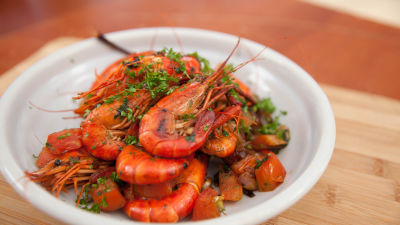 Riječni škampi prženi u tavi s lukom kozjakom i maslacem