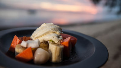 Tropsko voće s vrućom čokoladom i pjenicom od kokosa