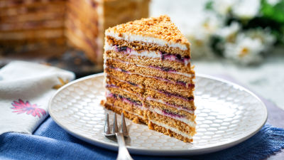 Medovik (ruska medena torta) s grčkim jogurtom i borovnicama